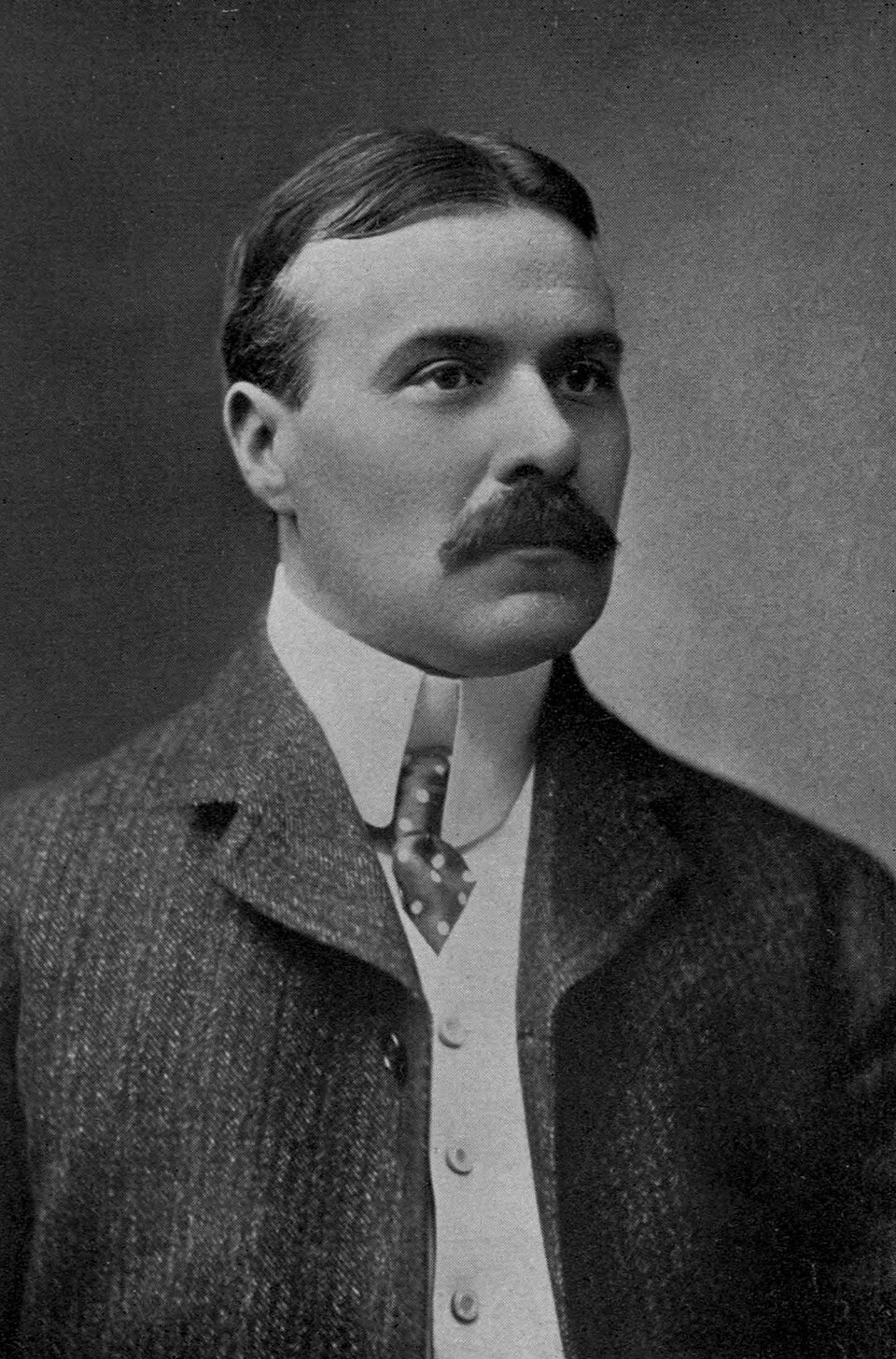 Portrait photograph of author Robert W. Chambers